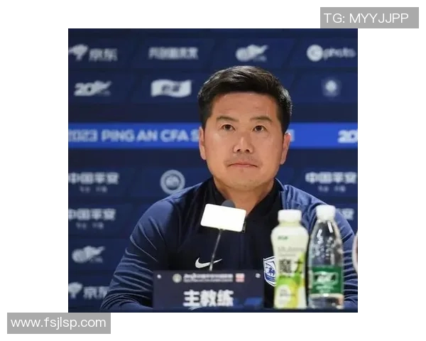 香港足球传奇人物六十岁仍然活跃在绿茵场上的故事